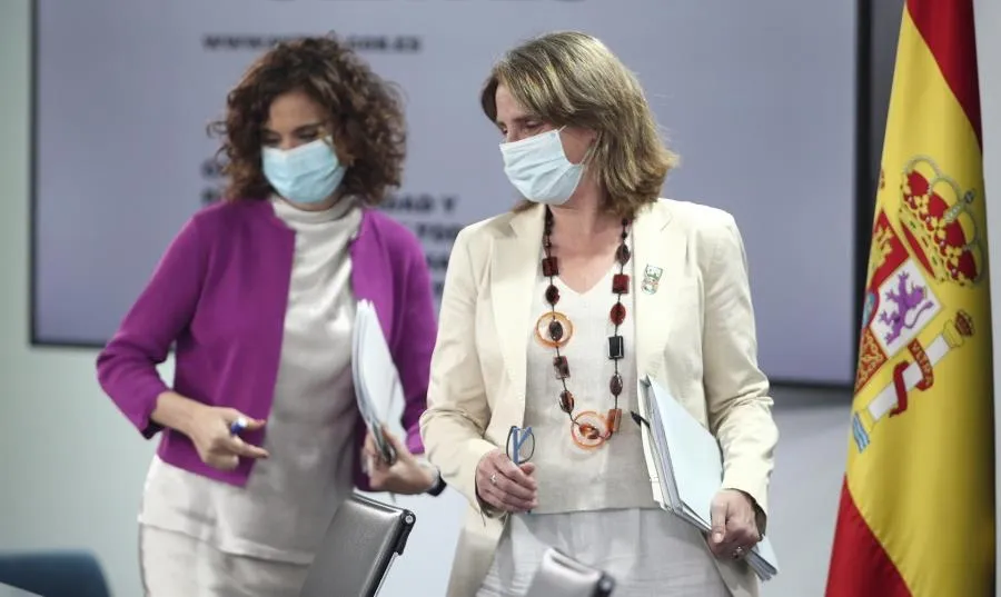 La ministra portavoz y de Hacienda, María Jesús Montero (i), y la vicepresidenta para la Transición Ecológica y el Reto Demográfico, Teresa Ribera (d). Foto E. Parra - EP
