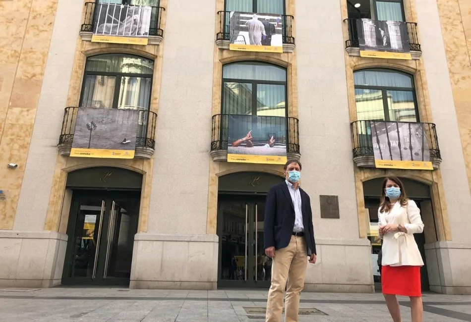 Carlos García Carbayo, alcalde de Salamanca, y María Victoria Bermejo, concejal de Cultura, en la plaza del Liceo