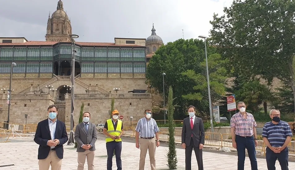 Visita del alcalde, Carlos García Carbayo, a las obras de la plaza del Mercado Viejo