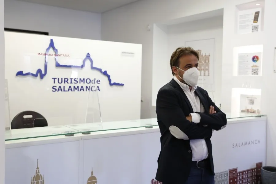 Fernando Castaño, concejal de Turismo, en la Oficina de Información de la Plaza Mayor