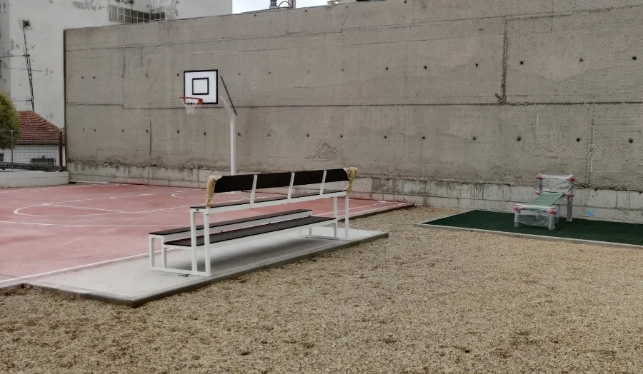 Zona de la pista de mini basket del Área Joven de Santa Marta