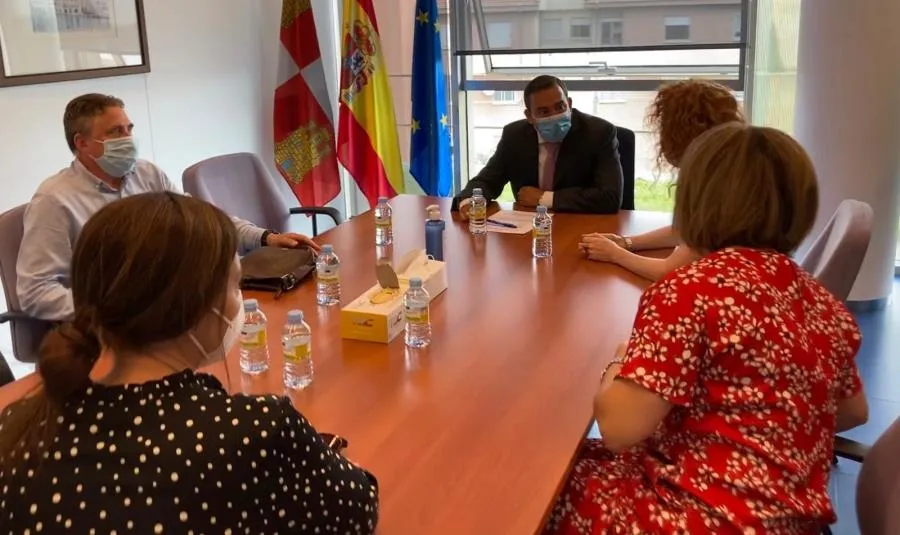 Eloy Ruiz, delegado territorial de la Junta de Castilla y León en Salamanca, ha recibido esta mañana en su despacho a representantes del sector de las guarderías privadas de la provincia