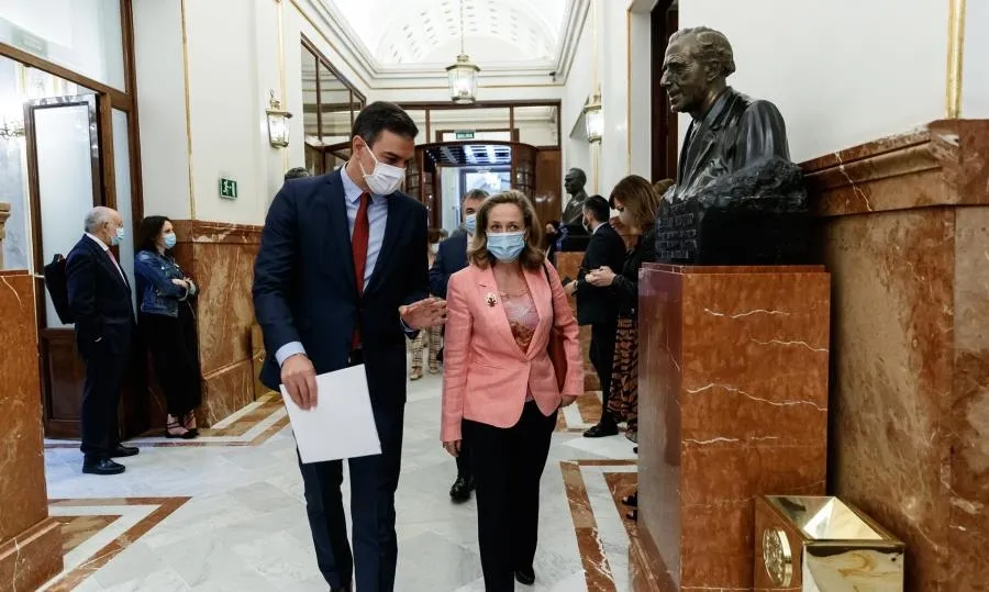 El presidente del Gobierno, Pedro Sánchez (i) y la ministra de Economía y vicepresidenta tercera del Gobierno, Nadia Calviño (d), llegan al Parlamento para intervenir en la sesión de Control al Gobierno celebrada en el Congreso. Foto de Dani Duch