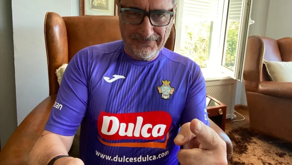 Carlos Herrera, periodista de la Cope, con la camiseta del CD Peñaranda