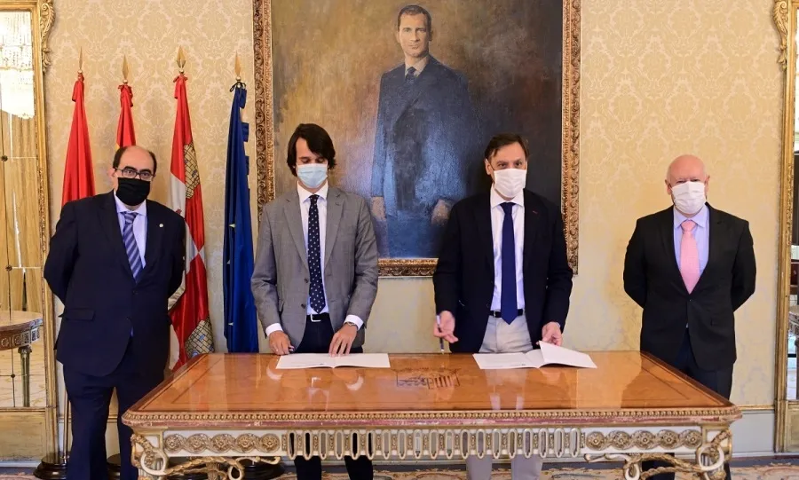 El alcalde de Salamanca, Carlos García Carbayo, y el director de Relación de Instituciones para Castilla y León de BBVA, José Manuel San Millán, en el centro, en la firma de este acuerdo