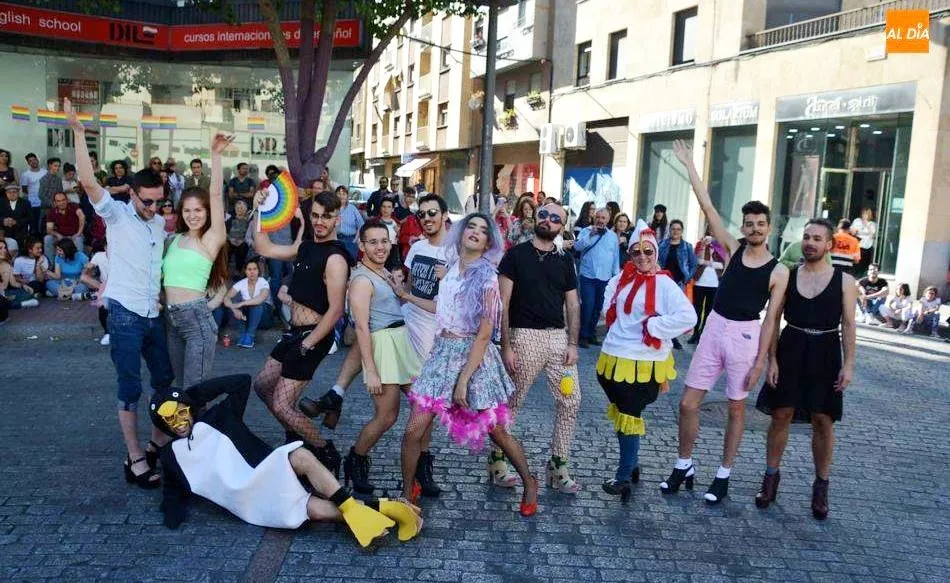 La tradicional carrera de tacones del Orgullo Charro hizo las delicias del público que se dio cita en el barrio del Oeste el pasado año. Foto de Lydia González
