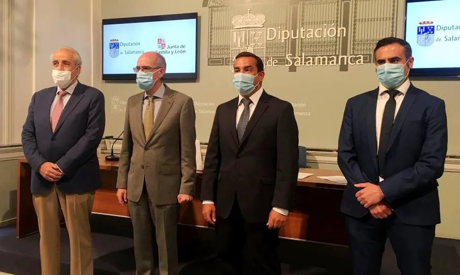 El delegado territorial de la Junta de Castilla y León en Salamanca, Eloy Ruiz, y el presidente de la Diputación de Salamanca, Javier Iglesias, en el centro, en la