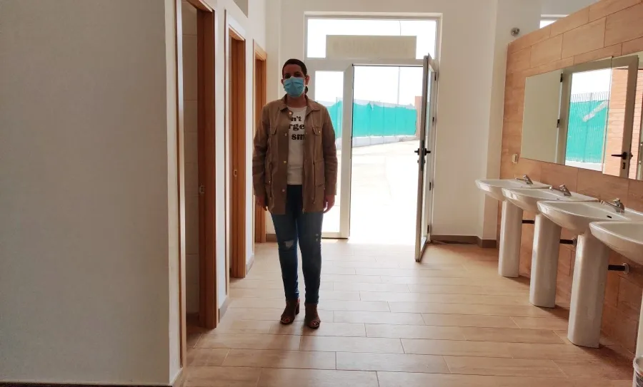 Visita a los vestuarios de la piscina municipal de la concejal del área, Silvia González