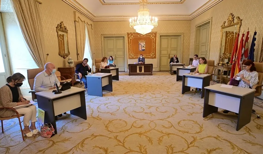 Reunión en el Ayuntamiento de la  comisión de seguimiento del pacto político para la reactivación económica y la protección de las personas