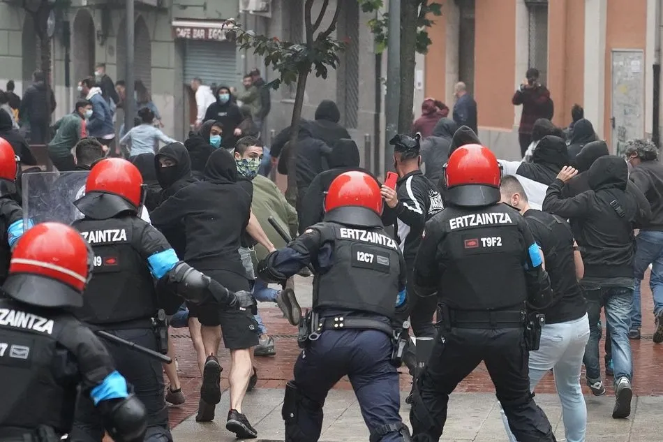 Agentes de la Ertzaintza cargan contra un grupo de radicales que intentan boicotear un mitin del presidente de Vox, Santiago Abascal, en Sestao - H.Bilbao - Europa Press