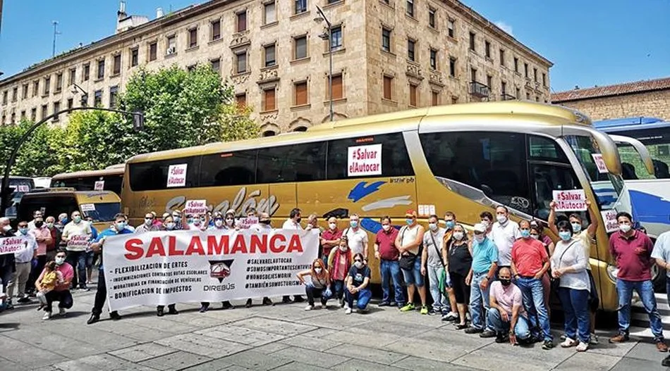 El sector del autobús se manifestó ayer en Salamanca por mejores condiciones ante la crisis