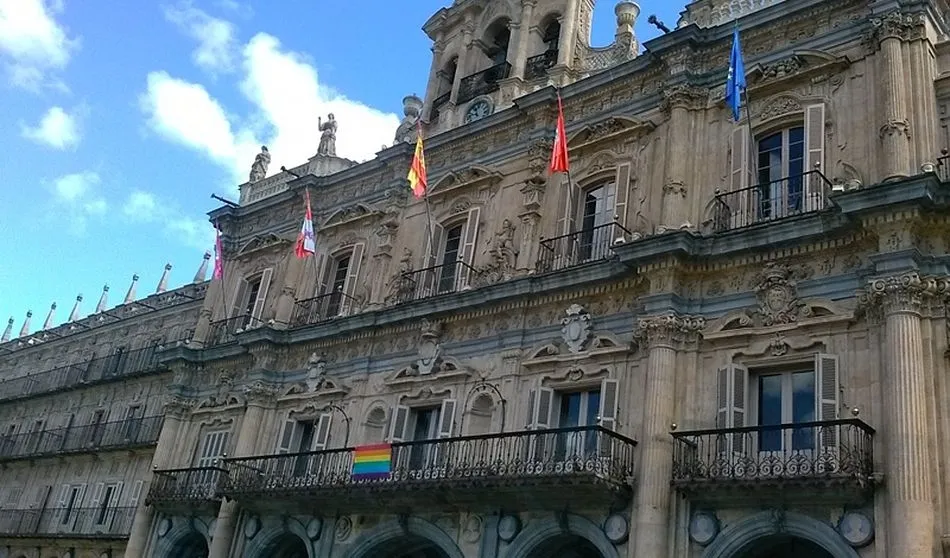 El Ayuntamiento de Salamanca ha lucido en el pasado la bandera del movimiento LGTBI - Archivo