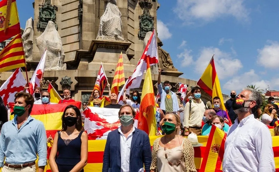 Concentración de Vox ante la estatua de Colón de Barcelona - VOX