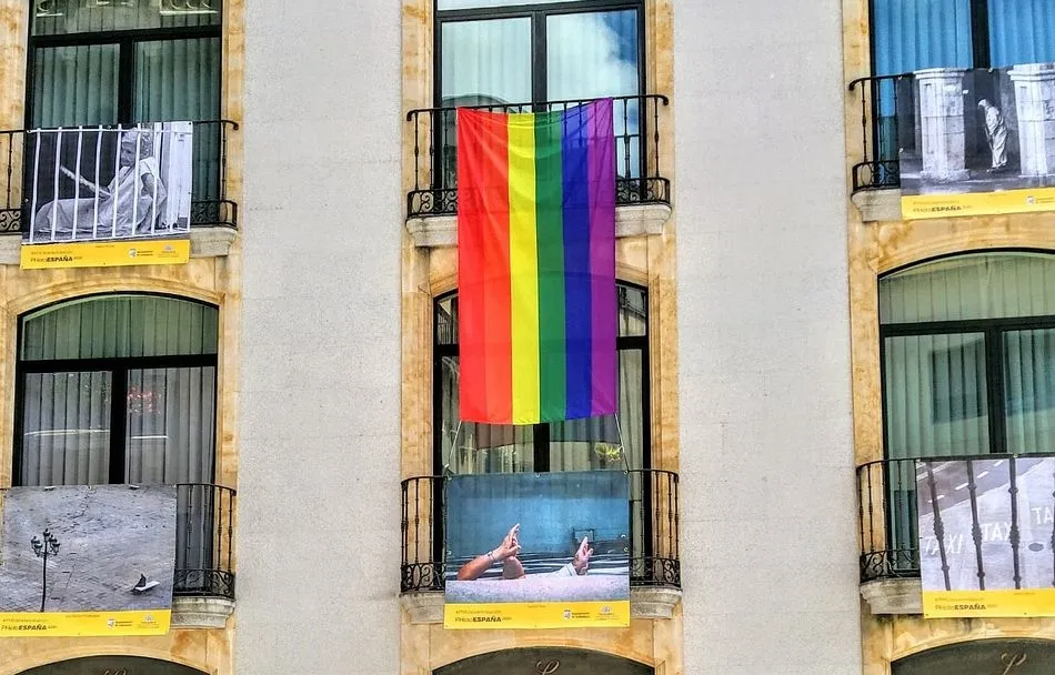 La bandera LGTBI se muestra en el Teatro del Liceo de Salamanca