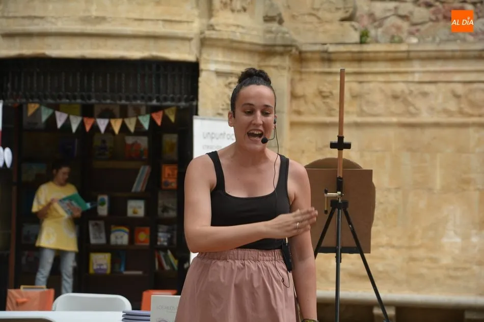 Rebeca Martín, de Unpuntocurioso, en una actuacion del año anterior