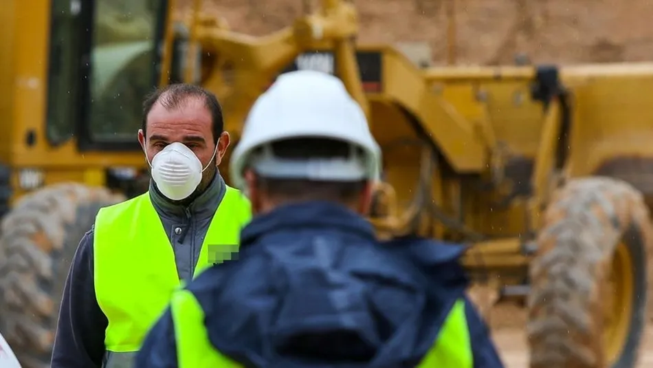 Trabajadores con mascarilla