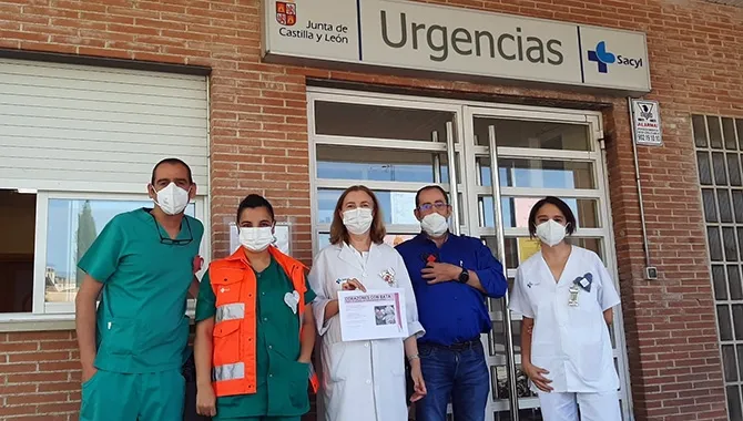 Personal sanitario del Centro de Salud de Peñaranda ha recibido los Corazones con Bata cosidos por manos voluntarias de este movimiento surgido en Sevilla