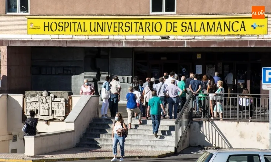 Entrada principal del Hospital Clínico Universitario de Salamanca. Foto de archivo