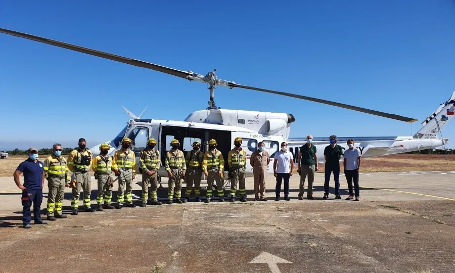 Efectivos de la base de El Maillo, junto al delegado de la Junta, Eloy Ruiz