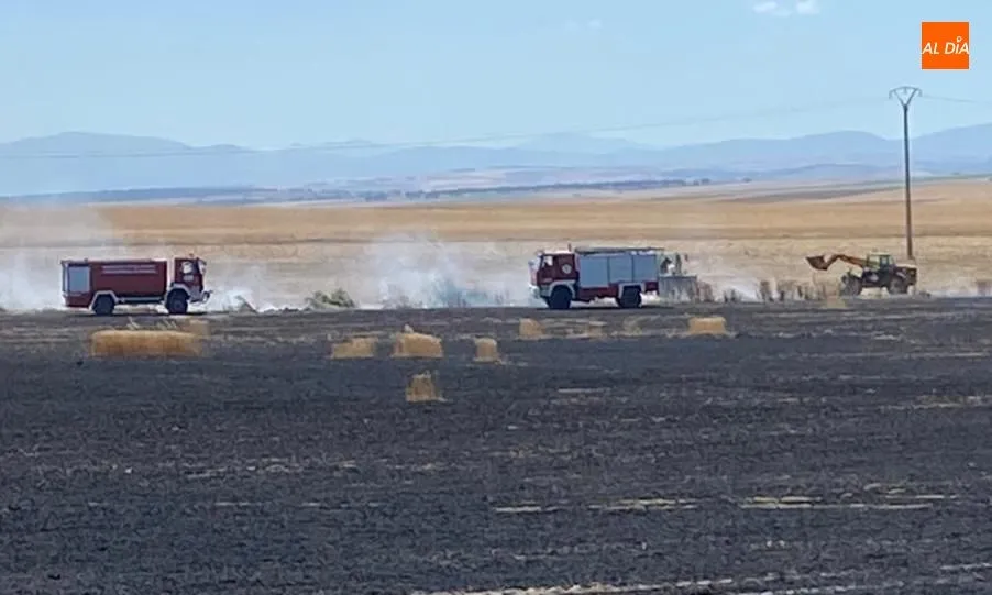 Dos caminos de los bomberos de Peñaranda actuando en este incendio. Foto de Raúl Blázquez