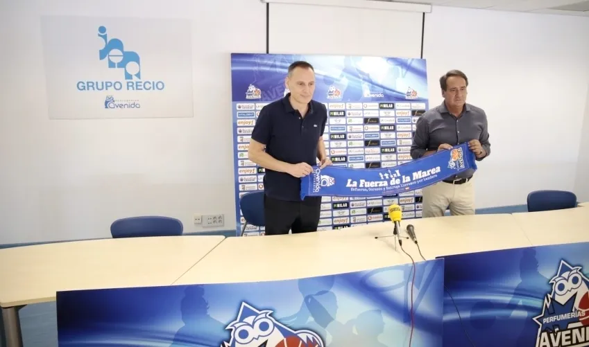 El nuevo entrenador de Perfumerías Avenida, Roberto Íñiguez, junto al presidente del club, Jorge Recio. Foto Perfumerías Avenida