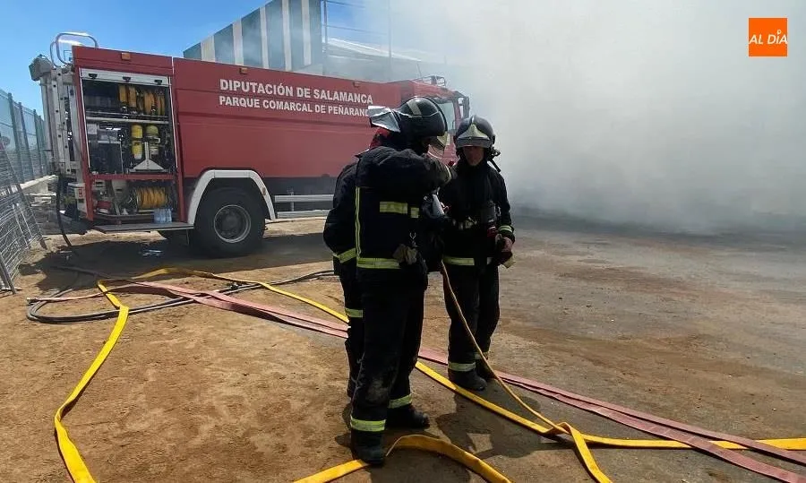 Bomberos de Peñaranda en esta intervención en Aldeaseca de la Frontera. Foto de Raúl Blázquez