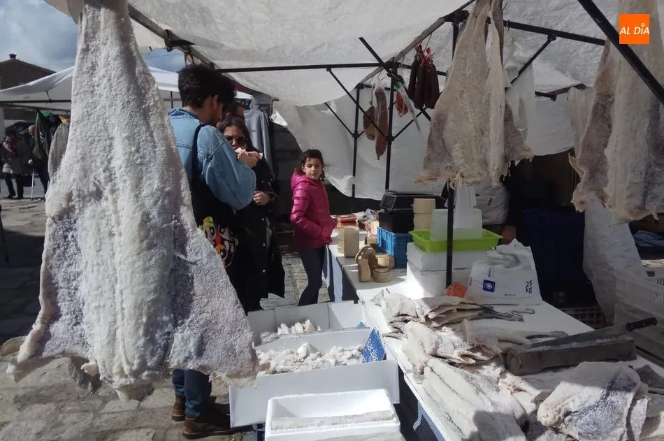 El bacalao seco y el queso de cabra son algunos de los productos de alimentación estrella de este mercadillo