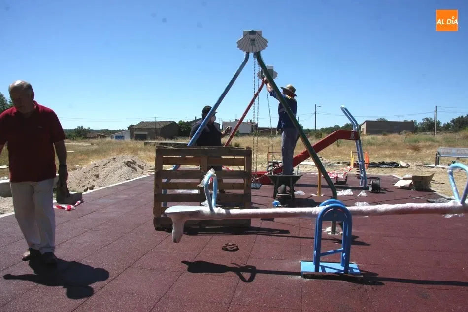 Empleados municipales instalando los aparatos en el nuevo parque infantil de Cabeza de Framontanos