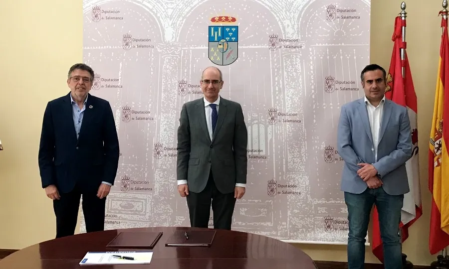 El presidente de la Diputación, Javier Iglesias, entre el presidente del Colegio de Graduados Sociales, Ángel Castilla, y el diputado de Desarrollo Rural, Antonio Agustín Labrador