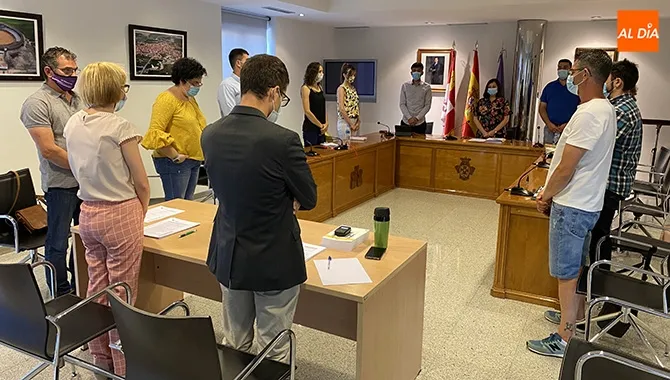 La sesión de Pleno arrancaba con un minuto de silencio en memoria de los fallecidos por el coronavirus