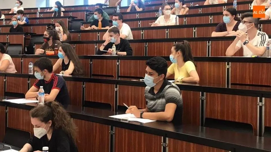 Alumnos realizan uno de los exámenes de la EBAU - Archivo