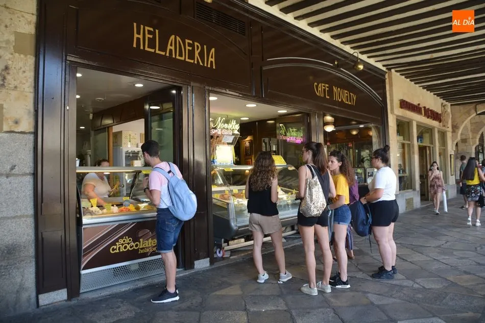 Clientes compran helados en la Plaza Mayor en pleno verano - Archivo