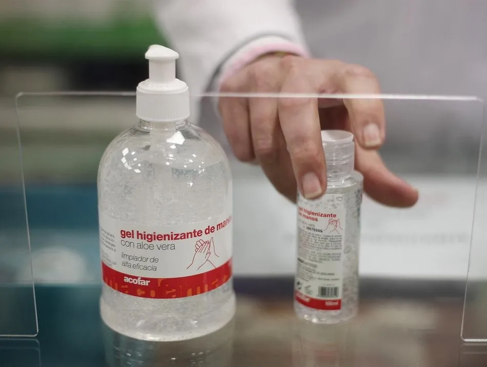 Geles higienizantes a la venta en una farmacia - Eduardo Parra - Europa Press - Archivo