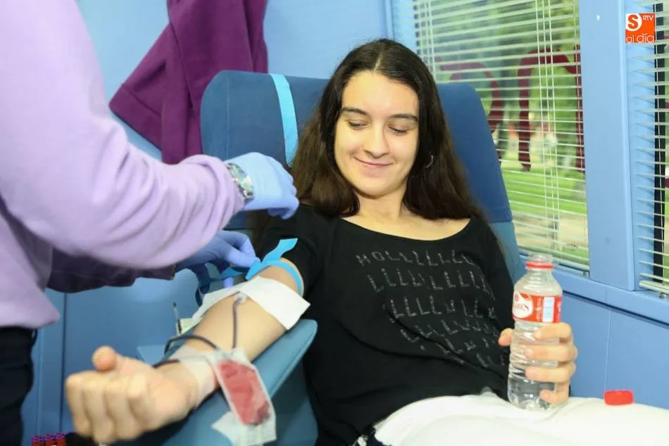Donante en el autobús del Centro de Hemoterapia y Hemodonación, en Salamanca