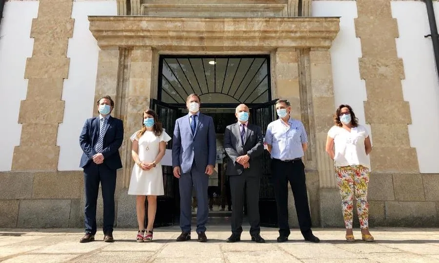 El alcalde de Salamanca, Carlos García Carbayo, acompañado por el director del Instituto Rodríguez Fabrés, Juan Carlos Martín, el inspector del instituto, Carlos Polo, y el director provincial de Educación, Ángel Morín, en su visita al Instituto Rodríguez