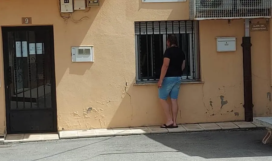 Vecino de Arapiles que realiza trámites en el Ayuntamiento a través de la ventana