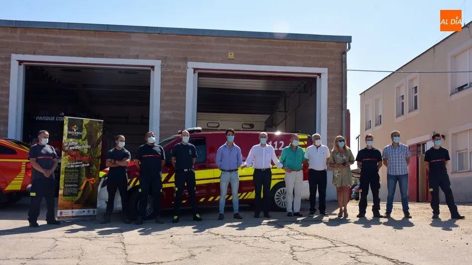 Las autoridades y los bomberos voluntarios posan ante el nuevo vehículo a la puerta del parque comarcal de Lumbrales / E. Corredera
