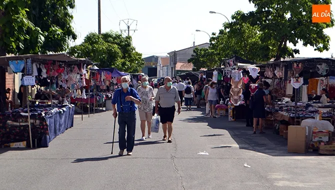 El mercadillo se reagrupaba este jueves con nueva ubicación en la ronda San Lázaro y la calle Medina, con malestar entre los tenderos