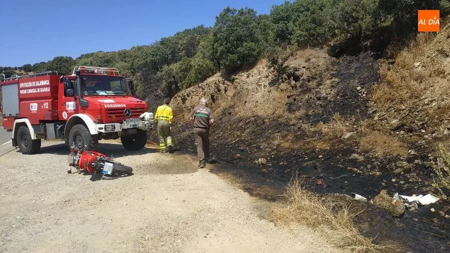 Estado de la moto accidentada junto al camión de Bomberos de Guijuelo. Foto Kiko Robles