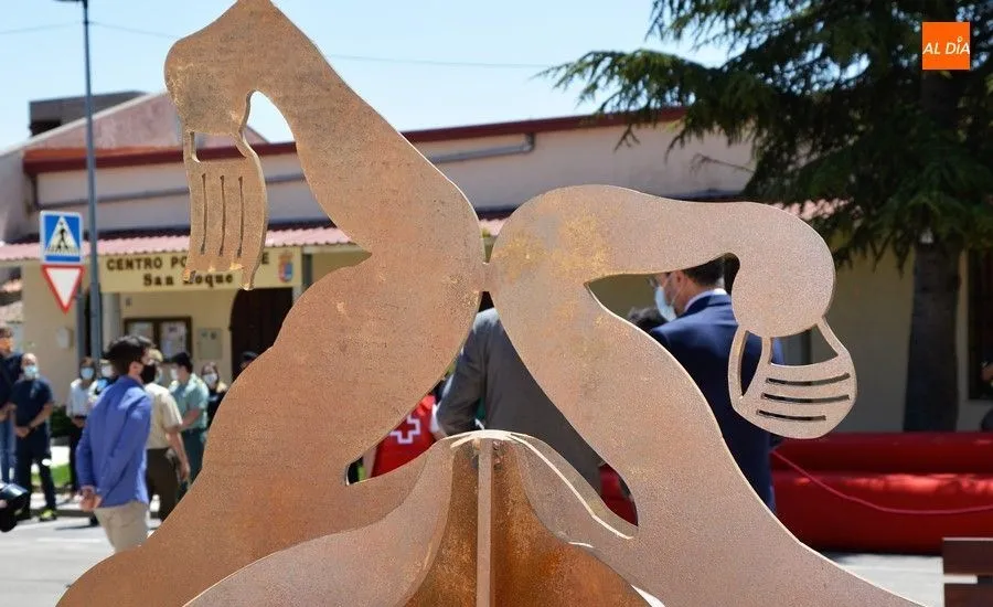 Parte superior del monumento dedicado a las víctimas y héroes en Castellanos de Moriscos