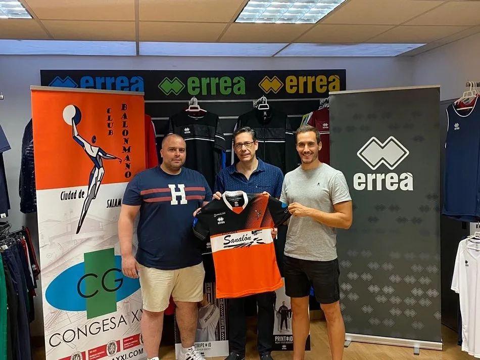 Firma del acuerdo entre el Club Baloncesto Salamaca y Errea