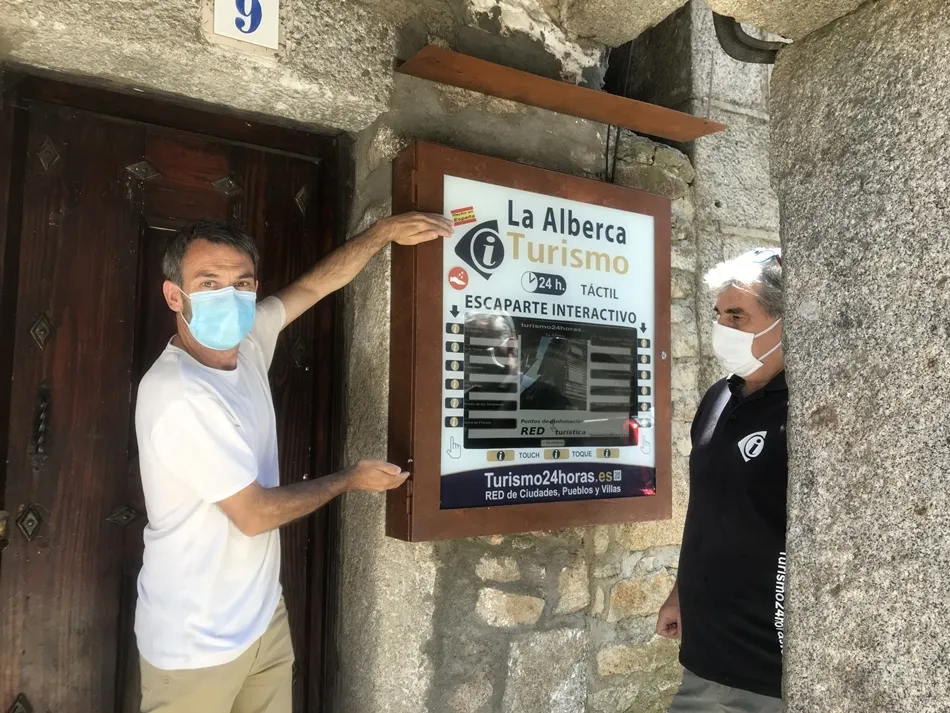 San Martín del Castañar y La Alberca incorporan gel desinfectante en las pantallas táctiles de...