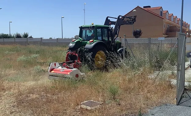 Un tractor con maquinaria especializada ha limpiado todos los solares y parcelas del Ayuntamiento