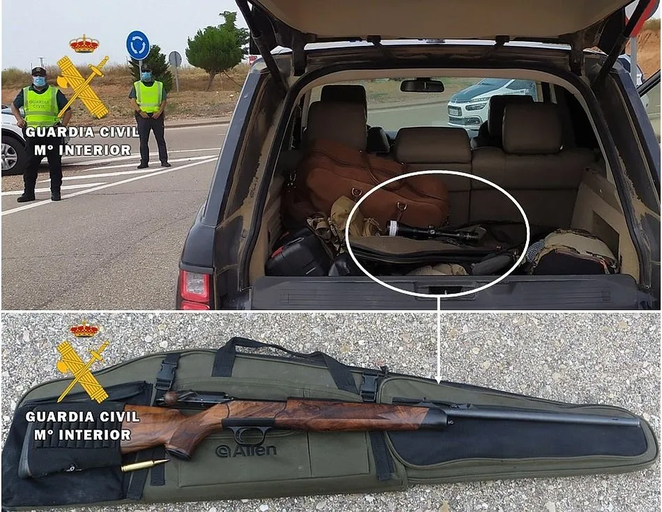 Interceptado en Burgos un vehículo que transportaba un rifle de caza con un cartucho en la...
