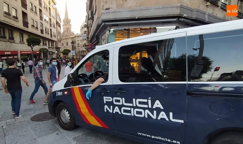 Foto de archivo de una furgoneta de la Policía Nacional en la calle Toro, en Salamanca