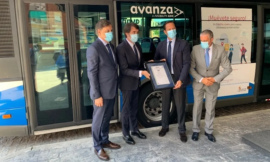 Presentación del Certificado Acreditativo AENOR, en la estación de autobuses de Salamanca, con la presencia del consejero de Fomento y Medio Ambiente, Juan Carlos Suárez-Quiñones