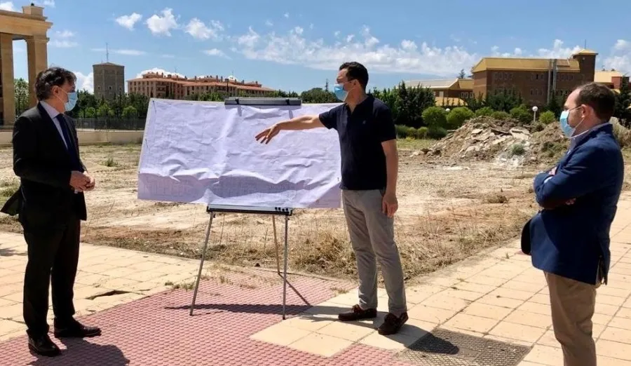 Visita del alcalde, Carlos García Carbayo, al solar donde se construirá este edificio