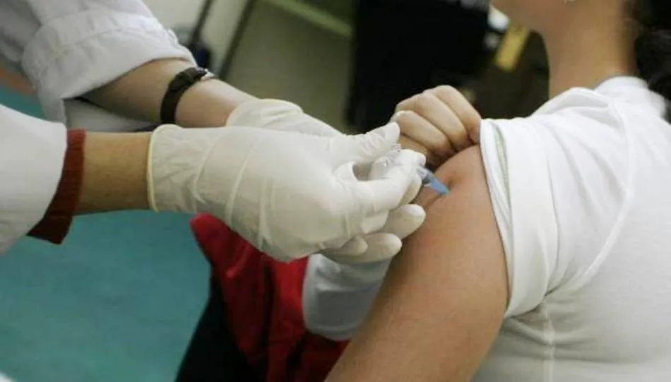 La administración de la vacuna se realiza mediante una única dosis y para ello las personas receptoras deberán pedir cita con la enfermera