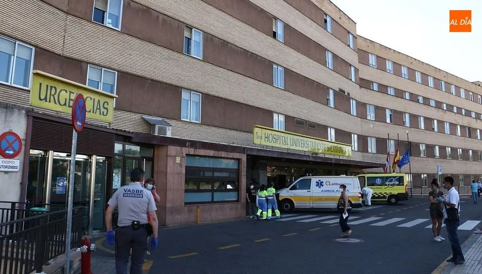 Entrada principal del Hospital Clínico Universitario de Salamanca. Foto de archivo