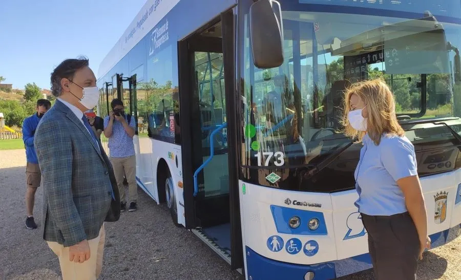 El alcade, Carlos García Carbayo, ha comentado que la incorporación de estos nuevos autobuses pone de manifiesto el compromiso del ayuntamiento con un servicio de transporte de calidad. Foto EP